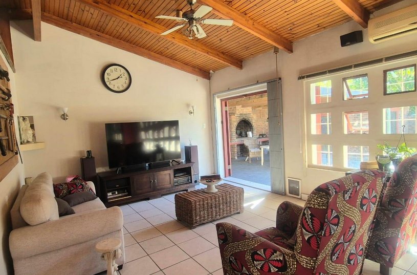 6 Bedroom Property for Sale in Amalinda North Eastern Cape
